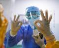 Bild: XinHua/dpa
China, Zhangzhou: Mediziner gestikulieren durch das Fenster im Zhangzhou Municipal Hospital, in der südostchinesischen Provinz Fujian. Das Städtische Krankenhaus von Zhangzhou ist ein ausgewiesenes Krankenhaus zur Behandlung von Patienten, die mit dem neuartigen Coronavirus in der Stadt infiziert sind.