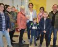Bild: jr
In der Grundschule wurden 600 Euro aus dem Erlös des „Lebendigen Adventskalenders“ von Organisatorin Sigrid Schwan (Vierte von links) übergeben. 400 Euro erhält die Konnersreuther Grundschule mit Schulleiterin Johanna Reger (Zweite von rechts), 200 Euro für den Kinderchor der Pfarrei nahm Laurenz Schwan (Vierter von rechts) in Empfang.