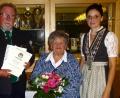 Bild: ion
Herlinde Stauber (Mitte) ist seit 50 Jahre eine Schützin. Dafür würdigten sie jetzt Norbert Schmidt und Tanja Hirsch.