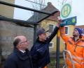 Bild: do
Die Zusatzschilder sind montiert - das Baxi kann kommen. Unser Bild zeigt die Montage durch die Bauhofarbeiter Roland Hörl und Florian Lehner unter Aufsicht von Bürgermeister Albert Nickl an der Bushaltestelle in Tremmersdorf.