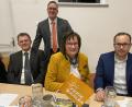 Bild: eig
Bürgermeisterkandidat Bernd Reil (stehend) mit dem stellvertretenden Generalsekretär der Freien Wähler, Felix Locke, der FW-Kreisvorsitzenden Gabriela Bäumler und dem Marktratskandidaten Norbert Karl (von rechts).