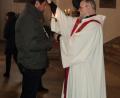 Bild: ksi
Mit zwei gekreuzten Kerzen erteilte der Priester den Segen.