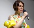Bild: Schönberger, Ferdinand [fsb]
Badeurlaub in Italien: Alexandra Völkl zieht immer zu den Liedern passende Utensilien aus ihren großen Chanson-Reisekoffer.