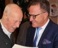 Bild: kro
"Lieber Korl, du worst mir immer ein Vorbild", mit diesen Worten gratulierte der stellvertretende CSA-Landesvorsitzende Reiner Meier (rechts) dem 102-jährigen Karl Ernstberger aus Wiesau zu 60 Jahren Mitgliedschaft in der CSA.