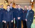 Bild: ilt
Geehrte, Führungskräfte und Ehrengäste: (von links): Kreisbrandmeister Rainer Kopp, Kreisbrandinspektor Wolfgang Schwarz, Vorsitzender Matthias Friedl, Andreas Helldörfer (geehrt für 25 Jahre), Kommandant Markus Helldörfer, Marco Weiß (geehrt für 10 Jahre), Kreisbrandrat Marco Saller und Bürgermeister Jürgen Kürzinger.