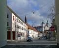 Bild: kgg
An der Hauswand links soll eine großformatige Werbeanlage angebracht werden. Der Stadtrat lehnte das Vorhaben mit dem Hinweis auf die Gestaltungssatzung bereits im Herbst ab. Am Montag verweigerte der Stadtrat erneut das gemeindliche Einvernehmen.