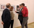 Bild: Dagmar Williamson
Landrat Richard Reisinger (Zweiter von rechts) sieht sich die Werke der Hobbyfotografen an. Es sei eine Selbstverständlichkeit, der Volkshochschul-Fotogruppe die Räume im Landratsamt für die Ausstellung zur überlassen.