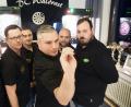 Bild: Gabi Schönberger
Nur noch wenige Tag sind es bis zum Wettkampf, der darüber entscheidet, ob der Dartsclub „Waldrast“ in die E-Darts-Bundesliga aufsteigt. Fest im Visier haben dies David Haberberger, Holger Schmalzreich, Cengiz Beyhan, Bayram Çinak junior, Tobias Wolf und Michael Krause (von links). Zur Mannschaft gehört noch Darrik Williams, der allerdings nicht auf dem Bild ist.