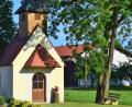 Bild: exb
Die Kapelle in der Mitte des Dorfes wurde 1958 gebaut, um die nach dem Krieg neu angeschaffte Sterbeglocke in ihrem Turm unterzubringen.