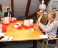 Bild: ANDREAS ROYER
Nina Mutzbauer vom Ressort Stadtmarketing (rechts) stellte Kurt von Klenck, Yvonne Rösel (beide pro Su-Ro), Bürgermeister Michael Göth und Georg Renner vom Einwohnermeldeamt (von links) die Neubürger-Tüte vor.