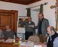 Bild: pko
Bürgermeister Maximilian Beer (rechts) vereidigte Marktrat Franz Stockerl (links) als neuen Feldgeschworenen.