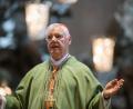 Bild: Andreas Arnold
Kardinal Gerhard Ludwig Müller breitet bei einer Messe im Mainzer Dom die Arme aus.