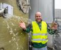 Bild: Armin Weigel/dpa
Patrick Biebl von der Firma Develey steht neben einem Behälter mit Salzwasser aus der Gurkenproduktion.