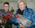 Bild: bgl
Barbara Becher (rechts) und Jungzüchter Alexander Nirschl aus Dautersdorf bei Fachgesprächen um die Welt der Tiere.