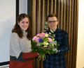 Bild: pz
Einen Blumenstrauß erhielt Julia Pöllmann von Tobias Wedlich, dem stellvertretenden Sprecher des Jugendstadtrats Waldsassen, nach der Präsentation des neuen Logos im Rathaussaal.