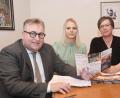 Bild: Gabi Schönberger
Sie hoffen auf Verstärkung mit angehenden Tagesmüttern und -vätern: (von links) Sozialdezernent Wolfgang Hohlmeier, Leila Smekal, zuständig für die Fachstelle Kindertagesbetreuung bei der Stadt Weiden, und Tagesmutter Alexandra Ermer-Hagn.