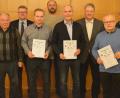 Bild: sc
Die Stadt- und Einsatzstellenmeister 2019: Von links Georg Eichenseer sen., Bürgermeister Michael Göth, Georg Eichenseer jun., Hans Pirner, Walter Schlenk, Landrat Richard Reisinger, Alfred Heinz und Werner Troidl.