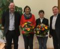 Bild: jst
Marie Langgärtner und Elvira Epler (von links) bilden seit 25 Jahren Schüler an der Musikschule VierStädtedreieck aus. Dafür nehmen sie von zweitem Bürgermeister Max Schwärzer und Schulleiter Joachim Steppert als Dankeschön einen Blumenstrauß entgegen.