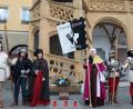 Bild: Wolfgang Steinbacher
Cantus Ferrum erinnert an Amberger Aufstand v. 1454 bei Gedenktafel im Boden vor dem Rathaus