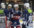 Bild: gb
Verteidiger Filip Hadamczik (Mitte, nach dem 5:2-Sieg gegen Rosenheim) hatte einen guten Einstand bei den Blue Devils. Am Wochenende treffen die Weidener zweimal auf den EV Lindau.