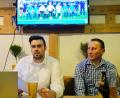 Bild: do
Unter dem Konterfei der 1. Mannschaft appellierte Vorsitzender Bastian Dötsch (li) an die Leistungsbereitschaft der Mitglieder und an alle Aktiven: "Mit Kameradschaft und Gemeinschaftsgeist schaffen wir ein Erfolgsmodell". Mit im Bild 2. Vorstand Andreas Wiesend