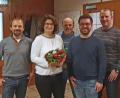 Bild: wee
Nach mehr als 20 Jahren verabschiedet sich Christine Reis aus dem Leistungssport, doch sie bleibt dem Verein im Gesellschaftsbereich treu. Die erste Mannschaft überreichte ihr zum Abschied ein kleines Präsent, verbunden mit einem Dankeschön für die langjährige Unterstützung. Unser Bild zeigt von links Mannschaftsführer Christian Liebl, Christine Reis sowie ihre Mannschaftskollegen Josef Kurzwart, Patrick Tischler und Andreas Krös.