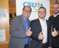 Bild: du
"Daumen hoch" für die CSU in der Gemeinde Schirmitz und im Landkreis. Von links: Vorsitzender Markus Dobmeier, Bürgermeister Ernst Lenk und Landrat Andreas Meier zeigen Ziele und Kandidaten für die Wahl am 15. März.