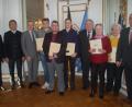Bild: gib
Regierungspräsident Axel Bartelt (Zweiter von links) ehrte Agnes Ott (mit Urkunde, von rechts) und Maria Forster mit Pflegemedaillen sowie die Lebensretter Louis Langer, Peter Faget und Justin Fischer mit öffentlichen Anerkennungsurkunden. Vertreter aus der Kommunalpolitik gratulierten.