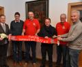Bild: dob
Einen freudigen Anlass gab es im Pfarrhof als die Vertreter des FC-Bayern-Fanclubs eintrafen und jeweils 500 Euro für die Kindergarteneinrichtungen beider Konfessionen überreichten. Von links nach rechts: Kassier Stefan Schäftner, Stadtpfarrer Dieter Schinke, Hilfsvereinsvorsitzender Uli Münchmeier, FCB-Fanclub-Vorsitzender Josef Maier, Dekan Alexander Hösl, Schriftführer Helmut Sturm und Vorstandsmitglied Frank Matychowiak.