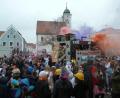 Bild: Portner
Der Marktplatz in Pfreimd war am Faschingsdienstag fest in Narrenhand. Der Gaudiwurm zog mit lauter Partymusik, Konfettiregen und Rauchbomben durch die Straßen.