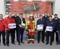 Bild: jma
Bürgermeister Edgar Knobloch nimmt von den Grafenwöhrer Feuerwehrvereinen die neuen Schutzhelme entgegen.