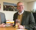 Bild: Hirsch
Tourismusbüro-Leiter Johannes Lohrer (links) überreichte Oberbürgermeister Andreas Feller (rechts) die neue Broschüre mit den Schwandorfer Themenführungen und auch gleich einen Gutschein für eine Teilnahme dazu.