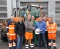 Bild: frd
Groß war die Freude beim Bauhofpersonal um Leiter Josef Fuchs (Dritter von links), als Bürgermeister Norbert Eckl (Dritter von rechts) und Baywa-Vertreter Thomas Hösl (Zweiter von links) den neuen Fendt 300 Vario übergaben.