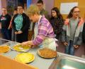 Bild: tra
Gut schmeckte den Schülern die von Hauswirtschaftslehrerin Irmgard Hermann servierte Quiche.