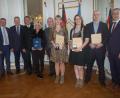 Bild: gib
Regierungspräsident Axel Bartelt (Vierter von links) ehrte Andreas und Sandra Löhnert, Johanna Decker und Roxana Creanga (mit Urkunde, von rechts). Zu den Gratulanten zählten auch Riedens Bürgermeister Erwin Geitner (rechts) sowie (von links) der Amberger Bürgermeister Martin Preuß, Sulzbach-Rosenbergs Bürgermeister Michael Göth, Landrat Richard Reisinger und auch der Neukirchener Bürgermeister Winfried Franz (Fünfter von rechts).