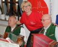 Bild: fsb
Vorsitzende Sabine Zeidler schunkelt mit Theo und Karl-Heinz von der „Weidener Standerlmusik“.