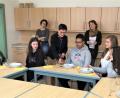 Bild: rgr
Richtig sitzen, essen und sich benehmen: Die Neuntklässler der Grafenwöhrer Mittelschule bekommen Unterricht im guten Benehmen.