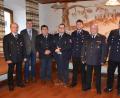 Bild: gi
Die Feuerwehr Tröbes hat eine neue Führung. Vorsitzender ist Manuel Balk (Mitte). Sein Stellvertreter ist Karl Frischholz (Dritter von links). Dazu gratulieren Kommandant Johann Neuber und Bürgermeister Hermann Ach (von links) sowie Kreisbrandmeister Thomas Kleber, Kreisbrandinspektor Martin Weig und zweiter Kommandant Michael Bauer (von rechts).