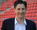 Archivbild: Fabian Leeb
Der Geschäftsführer des SSV Jahn Regensburg, Christian Keller, diskutiert in der Berufsschule über Fußball und Rassismus