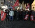 Bild: Dominik Hopperdietzel
Ali Daniel Zant (Die Linke) setzt mit Unterstützung der Linksjugend, SPD, Jusos, Grünen und ÖDP ein klares Zeichen gegen die Wahl in Thüringen.