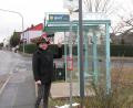 Bild: knh
Bürgermeister Richard Kammerer zeigt auf eines der BAXI-Schilder an der Haltestelle „Kreuzäckersiedlung“. BAXI-Haltestellen sind an den bekannten Bushaltestellen sowie im Ebenweg gegenüber dem Kindergarten und in Steinfels.