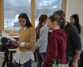 Bild: hba
Unter Anleitung von Philip Reich setzen die Schülerinnen der Mädchenrealschule die Zeitzeugen gekonnt in Szene.