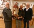 Bild: ibj
Mit sichtlicher Freude nehmen Pfarrer Hans Peter Heindl (links) und Bürgermeister Bernhard Lindner (rechts) die Statue von Schnitzkünstler Gerhard Ploner entgegen.
