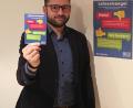 Bild: exb
Jürgen Bayer zeigt eine der Protestkarten.