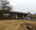 Bild: ihl
Die Brücke über die A 93 ist in die Jahre gekommen. Ein Neubau ist unumstritten. Inzwischen lösen sich Betonteile.