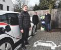 Bild: sche
Die E-Ladesäule in Freudenberg besteht den Test (von links): Daniel Graf von der ausführenden Firma Hardy Barth, Stadtwerke-Geschäftsführer Stephan Prechtl und Bürgermeister Alwin Märkl.