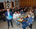 Bild: sm
Viele Bürger aus Meerbodenreuth kommen zur Wahlversammlung der CSU ins Schützenheim. Bürgermeisterkandidat Dominik Baschnagel (stehend) stellt sich dem Bürgerdialog.