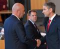 Bild: Martin Schutt/dpa
Björn Höcke (rechts), Fraktionsvorsitzender der AfD, gratuliert Thomas Kemmerich (links, FDP). Enormer öffentlicher wie innerparteilicher Druck bewegten den Thüringer Ministerpräsidenten nach nur einem Tag zum Rücktritt.