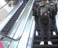Bild: Gabi Schönberger
Locker und cool auf der Rolltreppe mit der Jogginghose. Die Schlabberhosen sind wieder im Trend.