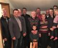 Bild: sl
Der sehr vitale Jubilar Ernst Frischholz (Fünfter von links) im Kreise seiner großen Familie, Frau, Kinder und Enkelkinder, den Vertretern aus Gemeinde, Kirche und Vereine.